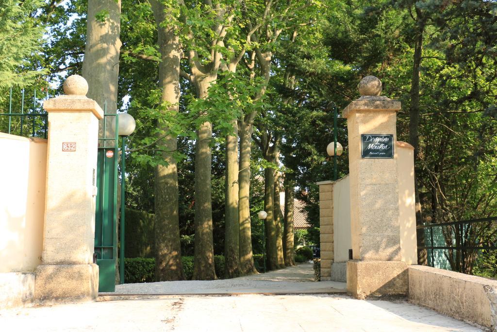 Отель Domaine Du Moulin Сен-Лоран-дез-Арбр Экстерьер фото