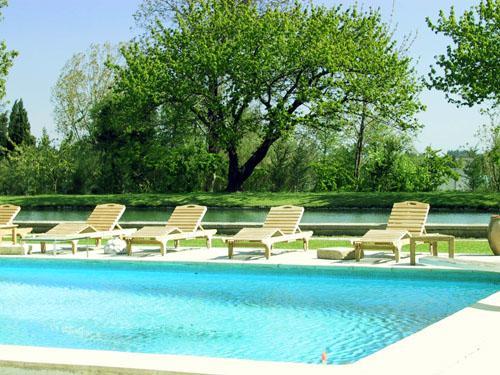 Отель Domaine Du Moulin Сен-Лоран-дез-Арбр Экстерьер фото